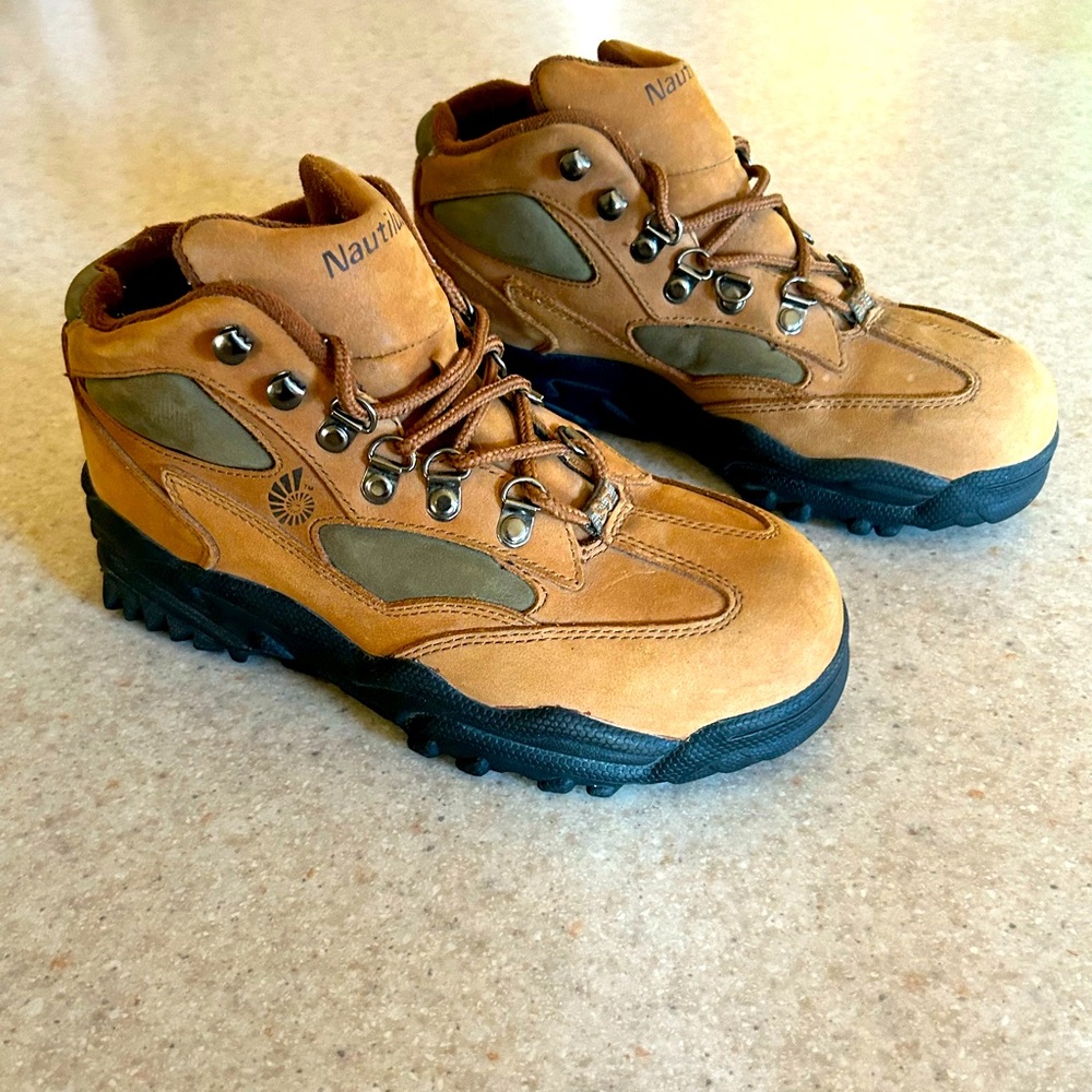 Nautilus Hiking or works boots women’s size 8 or men’s size 7 beautiful suede